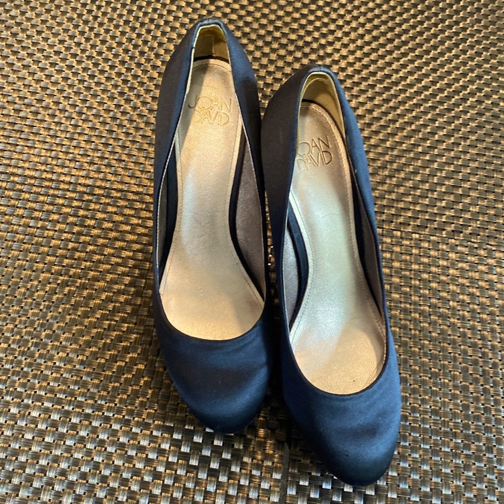 Joan & David hight heel satin top. Leather sole, size 9. Excellent condition.